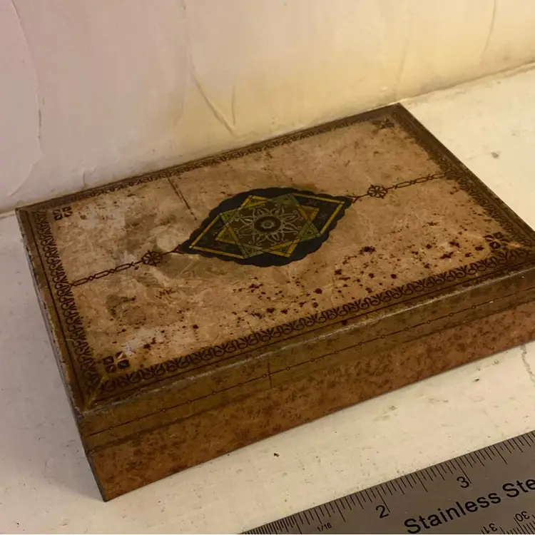 #4108 - Box Decorative Metal Tin box Vintage some patina