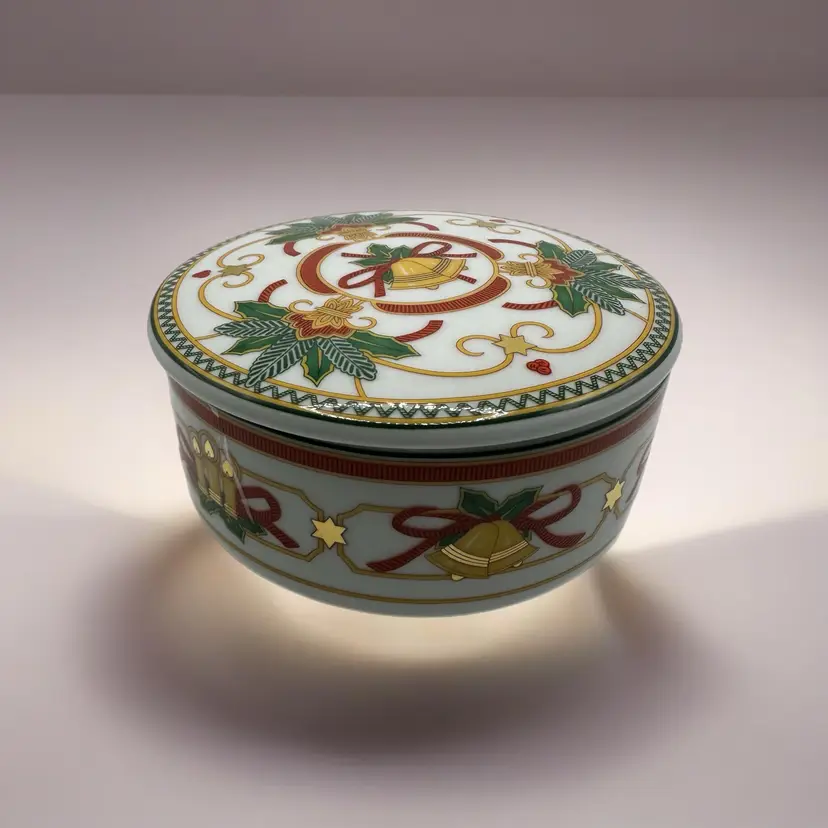 Hutschenreuther Christmas Trinket Box
measures 4" x 2"