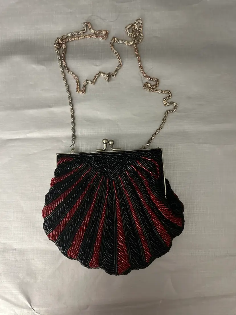 Vintage Clam Shell Walborg Hong Kong Beaded Purse.