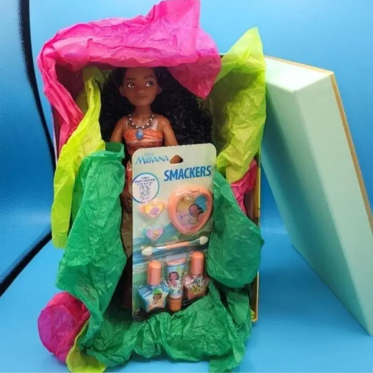 Disney Moana Gift Set doll Lipsmackers