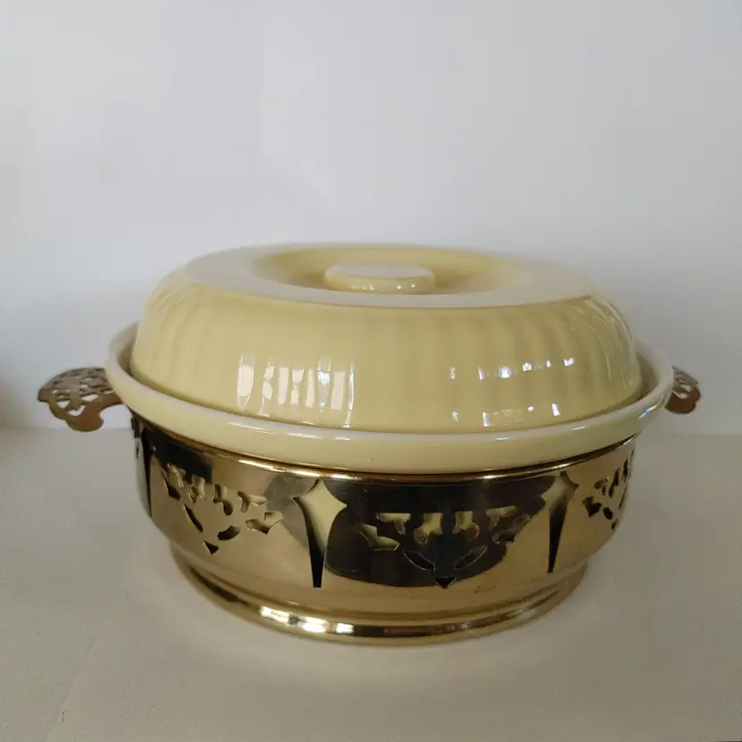 Vintage Hall China Co made for Forman Family line. Pale yellow casserole dish with stand.