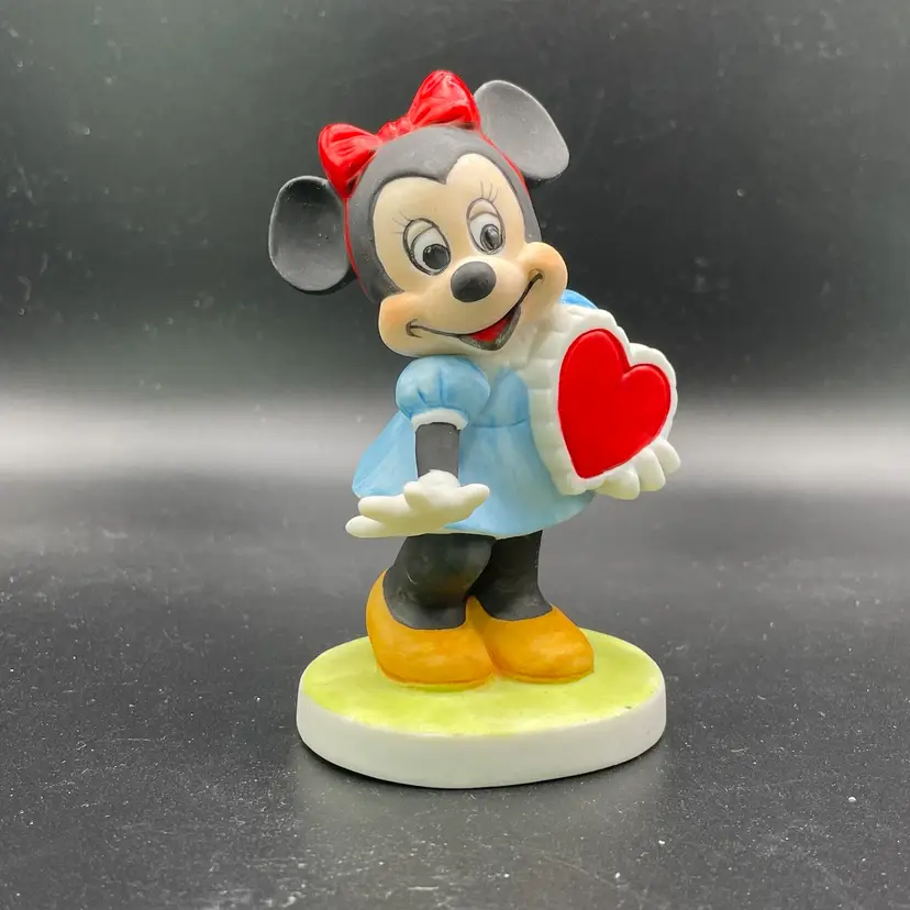 Walt Disney Minnie Mouse with Heart Figurine Vintage Valentine's Day Love