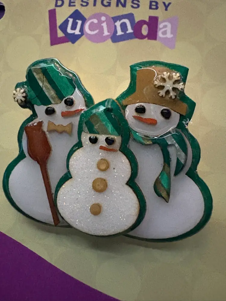 Designs By Lucinda ~ Vintage SNOWMAN FAMILY Pin / Brooch  ~ Green Background ~ The Kid Is Glittery ~ Each Snowman Has Accessories In Shades Of Green, Silver And Gold. Brrrr! ❄️☃️