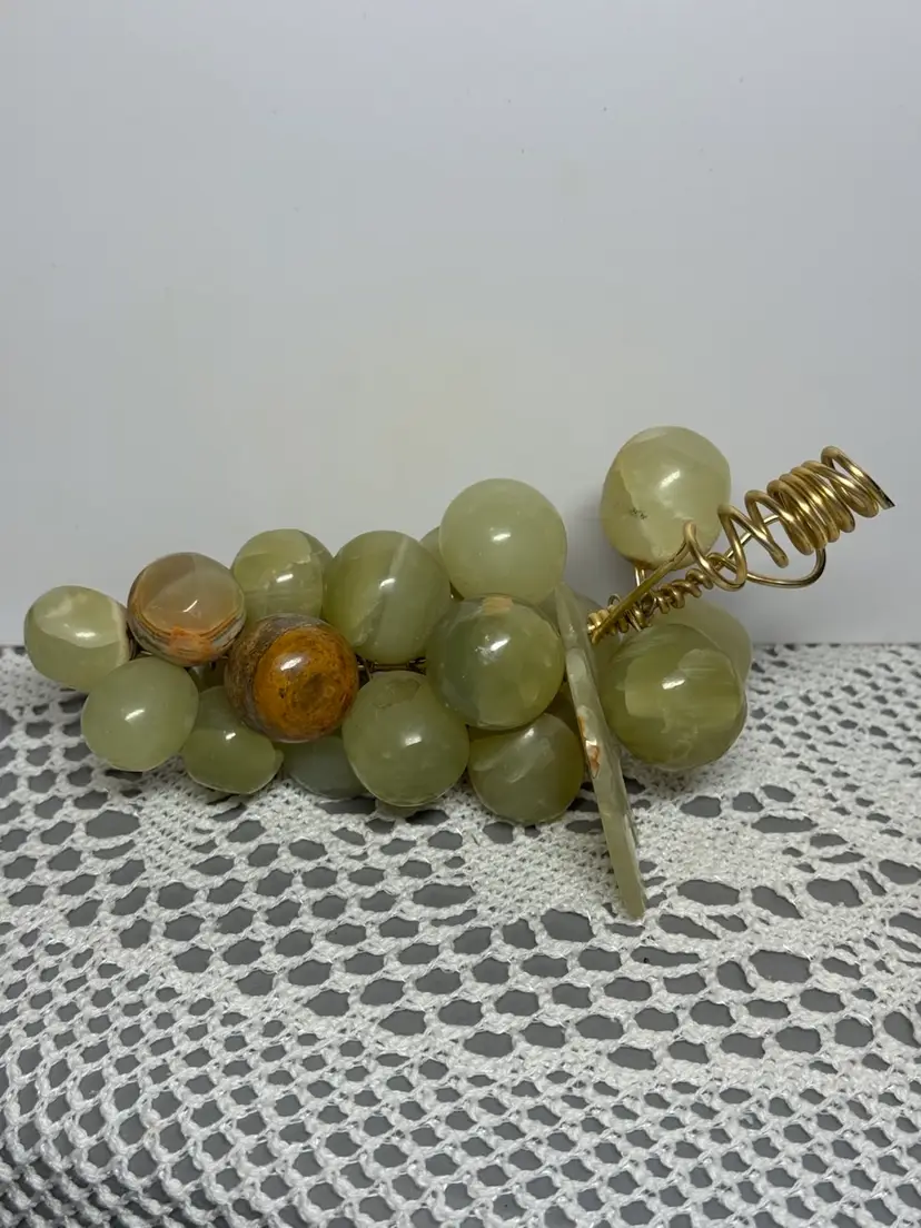 Alabaster Grapes With Goldtone Vine, Green, 6.5” Long