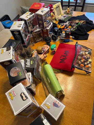 Disney , Pops Funko, Tees, Loungefly 