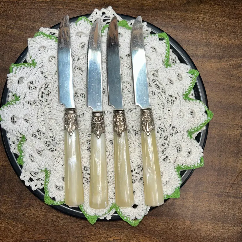 Gibson Roseland Stainless Steel Knives (4) With Faux Mother Of Pearl Handles
