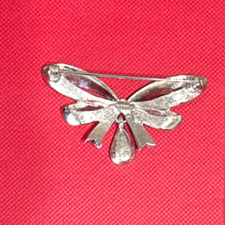 VINTAGE ANTIQUE PIN BROOCH Designer Signed Avon Bow Silver Tone Red Stone