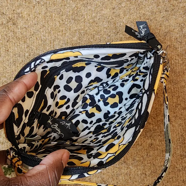 NWT Vera Bradley Go Wild Wristlet Yellow/White/Black Floral Quilted Retired Zip