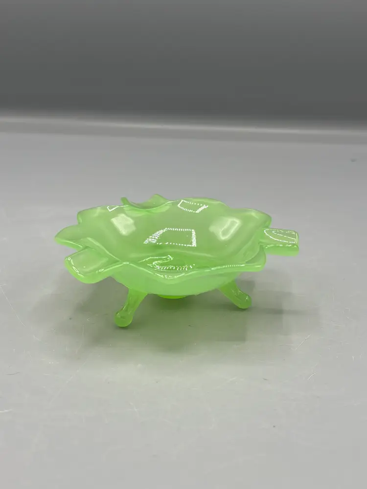 Vintage Fenton Jadeite lotus shape ashtray bowl