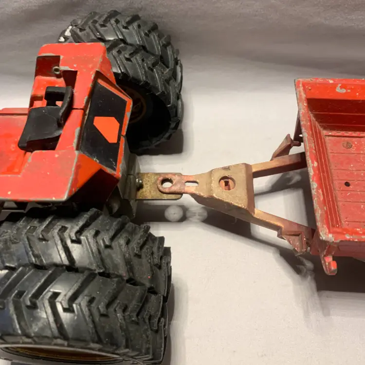 VGT Ertl Massey Ferguson 2805 Tractor With a Harvester Red Manure Spreader #492