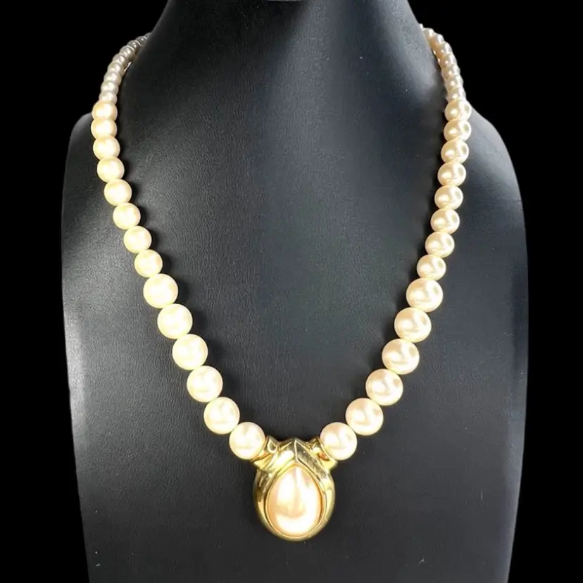 Vintage NAPIER Signed Faux Pearl Necklace with Graduated Pearls & Teardrop Pendant. Gold-tone Metal.