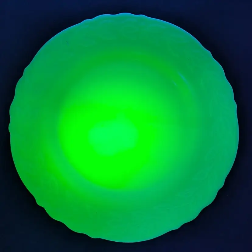 Vintage McKee Laurel Jadeite Uranium Glass Plate 9" UV Glow Scalloped Edge 1930s