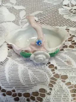 #09 ceramic little basket approx 3 inch