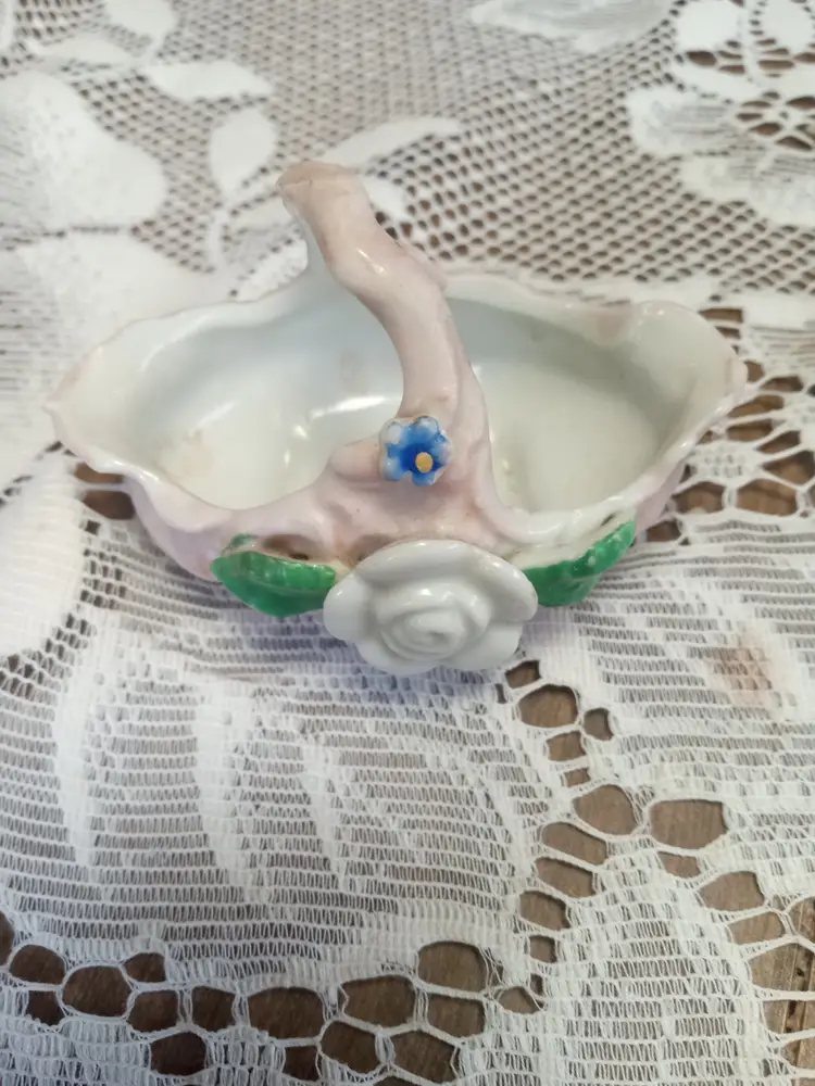 #07 ceramic little basket approx 3 inch