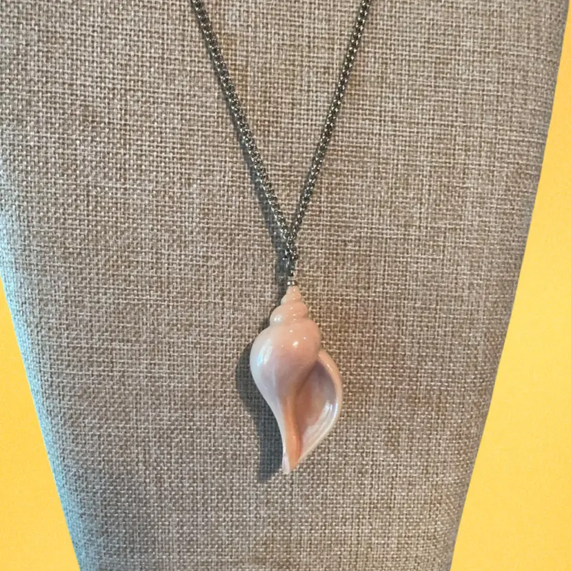 Avon "Sea Swirl" Lucite Seashell Pendant Necklace 1975