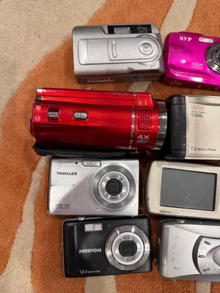 Lot of 15 Vintage Digital Cameras Olympus Medion Jenoptik SVP Garmin – Untested