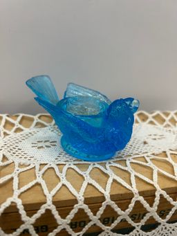 Degenhart Blue Bird W/Berry In Mouth Salt Well 3x1 3/4