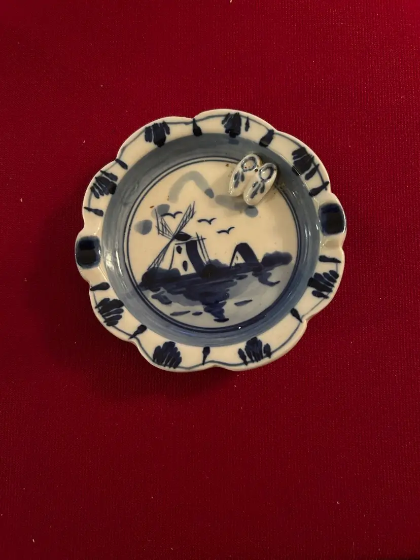Delft Blue White Hand Painted Porcelain ashtray Holland windmill clogs