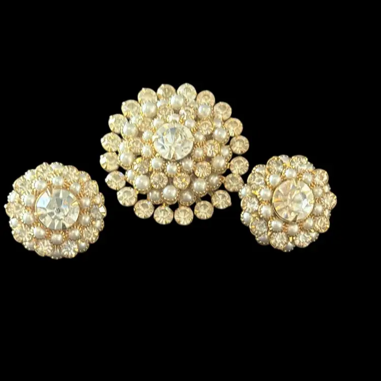 FREE SHIPPING in U.S. only! Vintage JUDY LEE set Brooch and Clip Earrings Pearl and Rhinestones. Signed. Collectors Items.