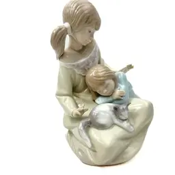 Sisters Little Sister Sleeping Cat Vintage LLadro #1534 circa 1988 about 7" tall