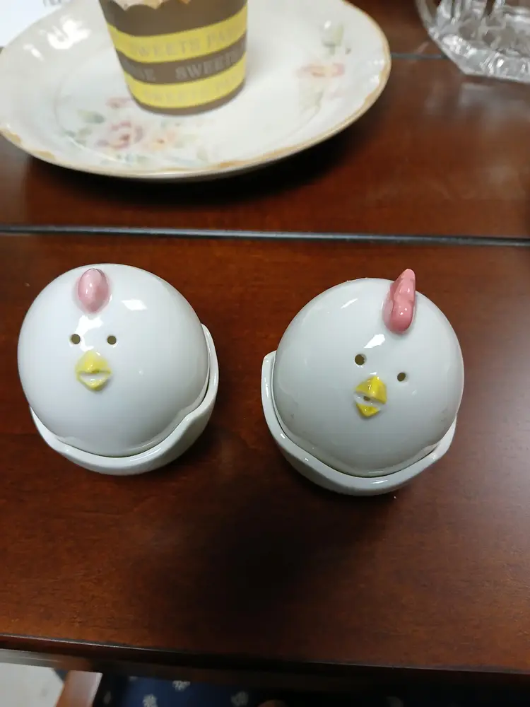 Rooster And Hen Salt And Pepper Shakers