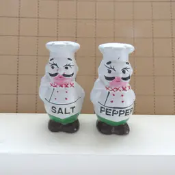 Vtg Chefs Salt and Pepper Shaker Set