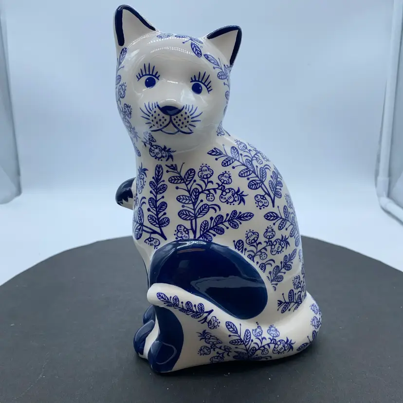 #1416 Vintage Blue & White Ceramic Cat Figurine – Calico China Style Floral Kitsch Kitty – Mid Century Decor