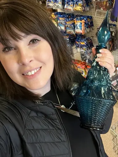 Crazy Lamp Lady On Niknax.net