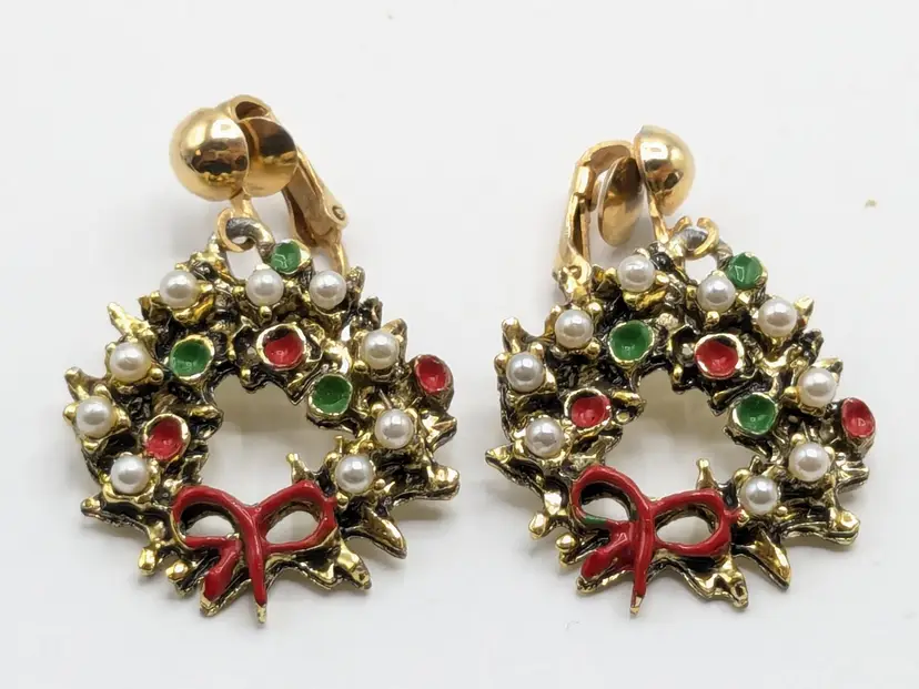 Vintage Christmas Wreath Clip On Earrings Gold Tone Holiday Jewelry