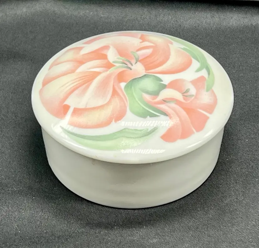 (1) Limoges France Trinket Box exclusively for Anais Anais by MNP Fine Porcelain 1980s Vibe