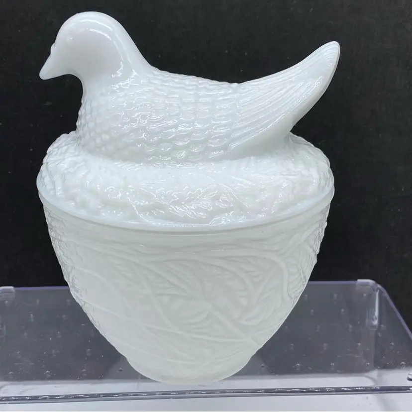 #0813 Vintage Avon white milk glass hen on nest covered trinket dish. 5.5”