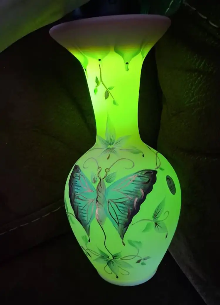 Stunning Vintage Fenton 1998 BURMESE PAPILLION LE "The Connoisseur Collection", Vase