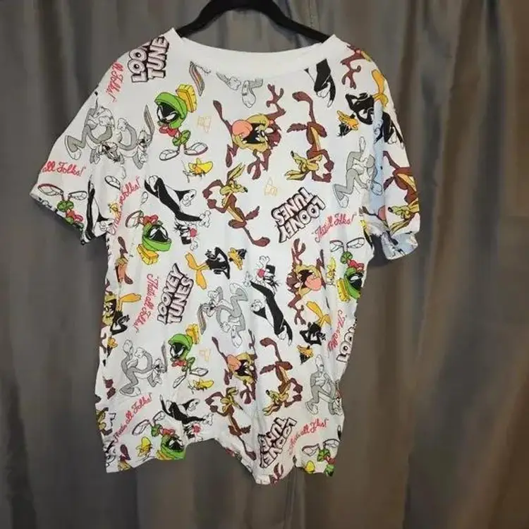 Looney Tunes Tshirt with Taz Bugs Bunny Wiley Coyote NWOT