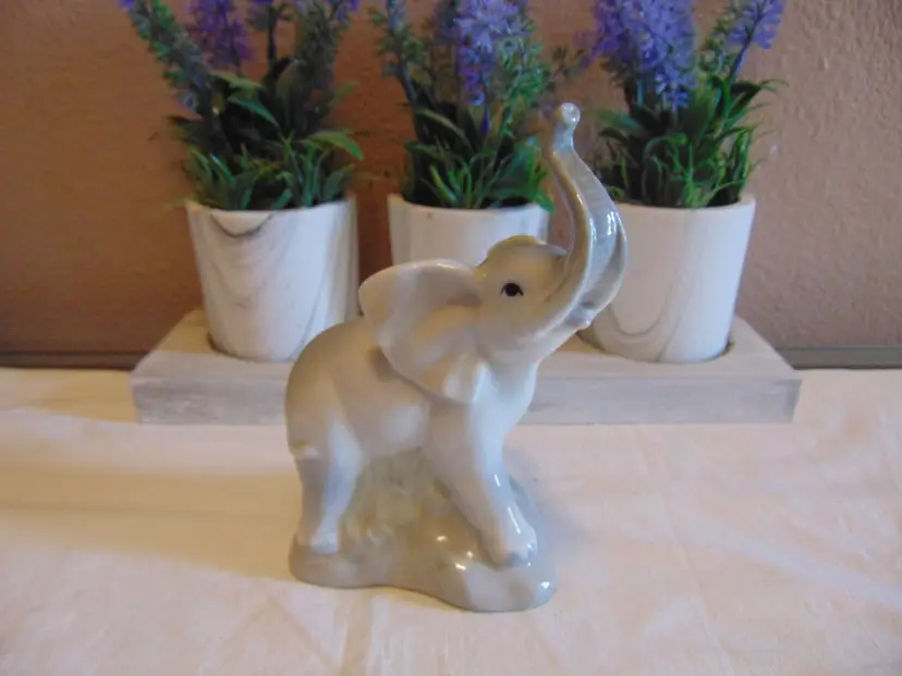 Darling Preowned small ceramic Elephant Figurine
