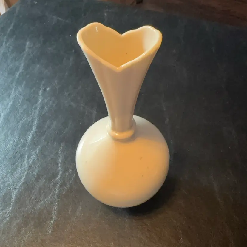 020. Coupe Off White
by LENOX High Vase (Bulbous)