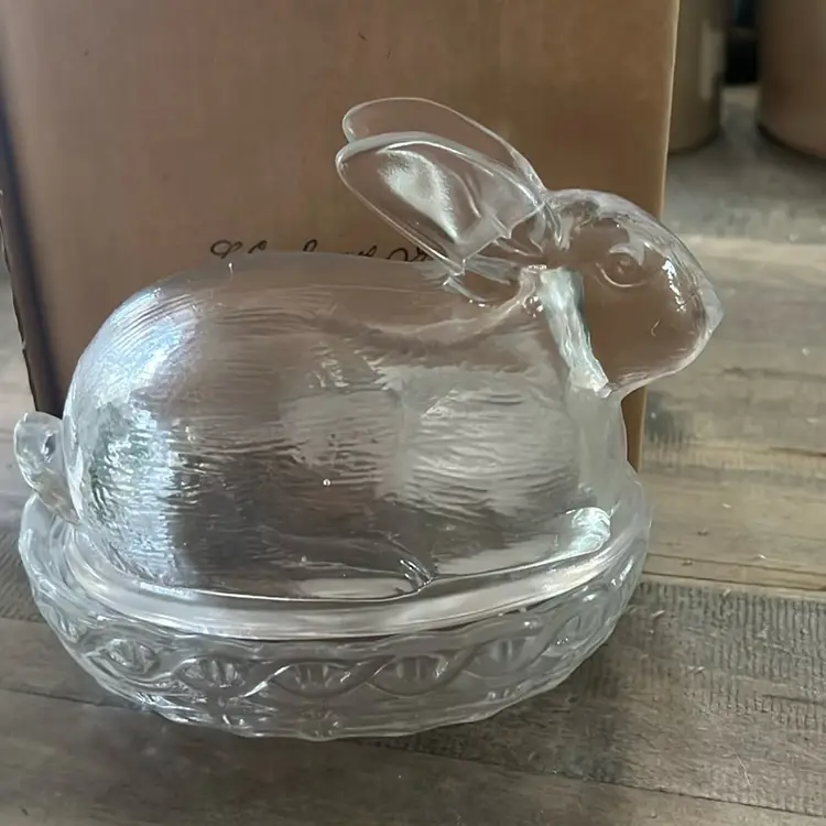 Large LE Smith Covered Bunny Candy Dish In Original Box! 6” Long 5.5” Tall Will Hold Entire Bag Of M&Ms… No Worries😘