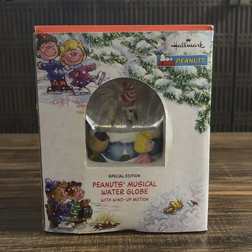 Hallmark Peanuts Snoopy Musical Snow Globe 2000