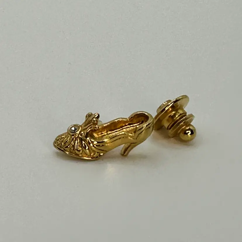 A211 - Avon Shoe Pin With Rhinestone