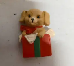 VINTAGE 1989 Hallmark Holiday Christmas Puppy Dog In A Gift Present Pin Brooch