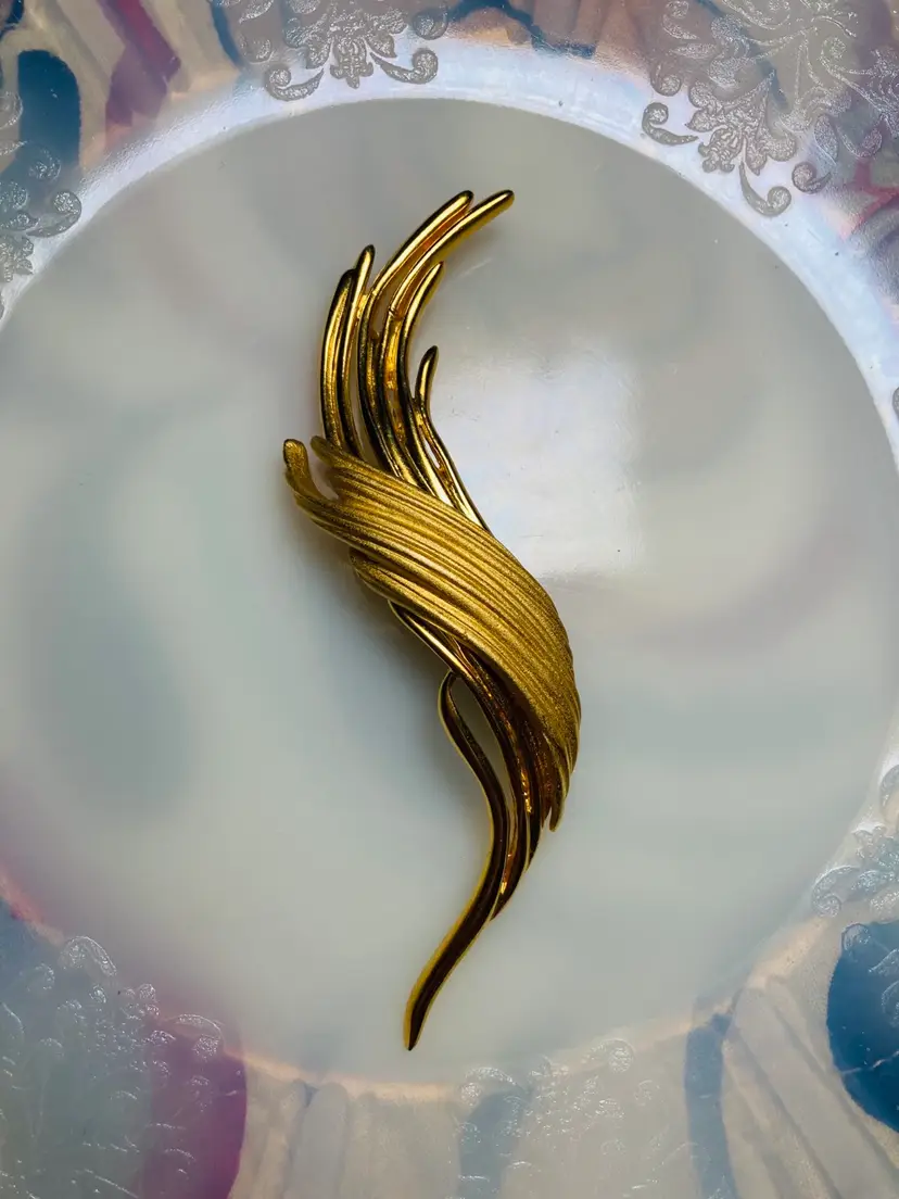 Aigrette Style Vintage Feather Brooch Pin. 
These Feather Brooches Were Popular in the Late 1800’s.  
Shiny and Matte Gold Tone. 
A Real Classic
Height: 4”