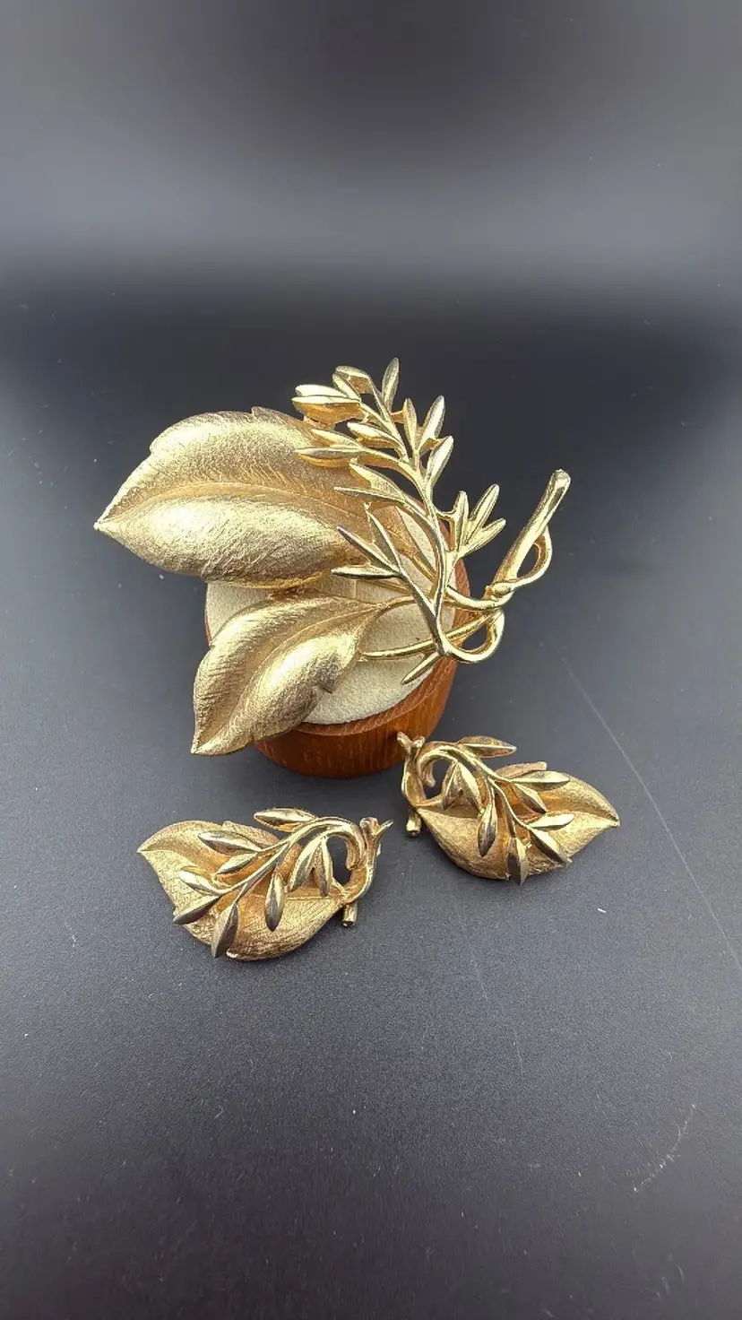 16 Sarah Coventry Sea Whispers – Brooch and Clip Earrings in Gold Tone