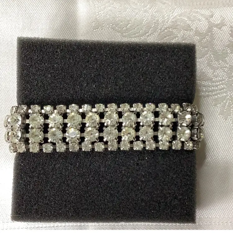 Vintage WEISS MCM Clear Pronged Rhinestones Fold Over Clasp Bracelet 7”