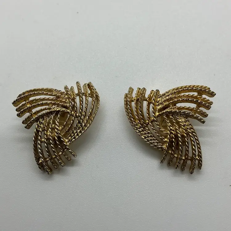 Vintage Sarah Coventry Textured GoldTone Clip On Earrings Celestial Spray
