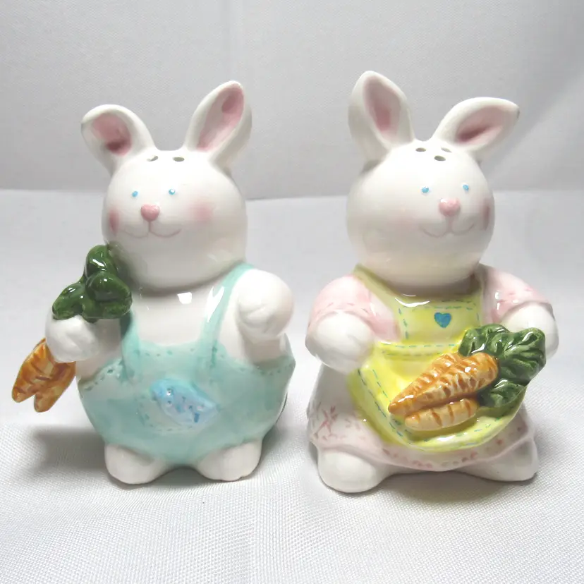 VTG Russ Great Shakes Bunny Couple Salt & Pepper Shaker Set