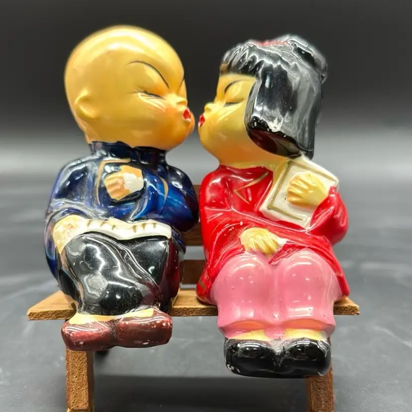 Vintage Salt and Pepper Shaker Kissing Oriental Couple Made In Japan