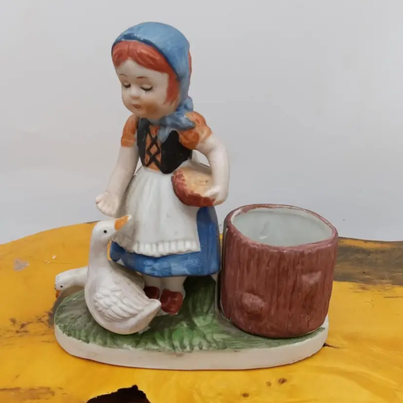 Verona Vergasi candle holder, girl with geese, figurine