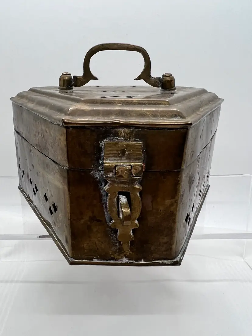 #2052B Beautiful Vintage Brass Diamond Shape Trinket/Cricket Box with Hinged Lid and Handle on Top
5 3/4 x 5 x 3" Tall
Not Labeled