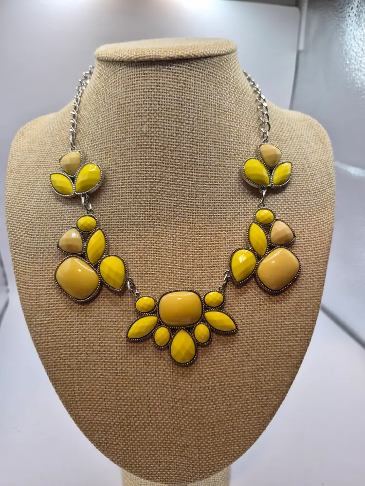 Vtg. Silvertone Yellow Acrylic Statement 16" Necklace