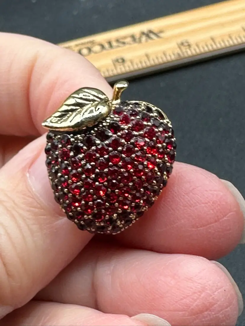 VINTAGE MONET GOLD TONE  RED RHINESTONES APPLE BROOCH PIN