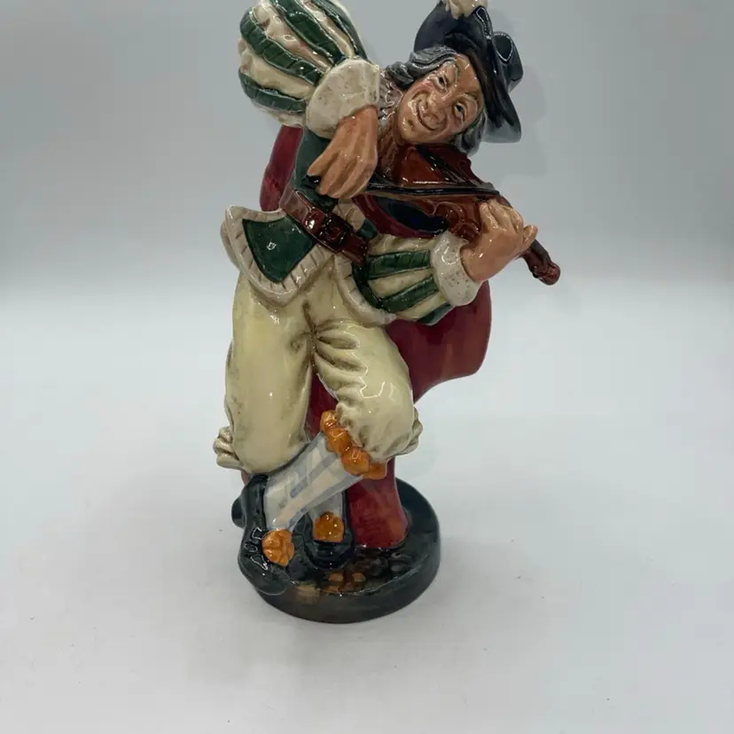 ROYAL DOULTON ENGLAND  FIGURINE ENTITLED "THE FIDDLER " - HN 2171 - 1955